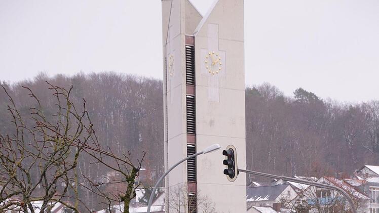 Mitarbeiter des Staatlichen Bauamtes fällen Bäume auf dem Bolzplatz an der Garitzer Kreuzung. Die Arbeiten sind Vorbereitungen für den Garitzer Kreisel. Foto: Benedikt Borst