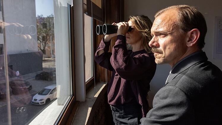 Alexander Manz (Konstantin Lindhorst) ist extra aus Deutschland gekommen, um der portugiesischen Polizeichefin Cristina Sobral (Maya Booth) und  ihren Kollegen bei den Ermittlungen auf die Finger zu schauen.