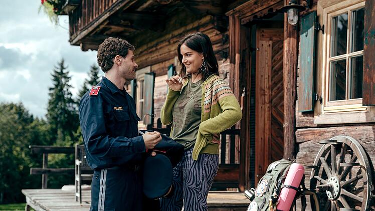 Tobi (Noah L. Perktold) und seine Schwester Anna (Allegra Tinnefeld) freuen sich, dass die Familie nach ihrer Heimkehr wieder zusammen ist.