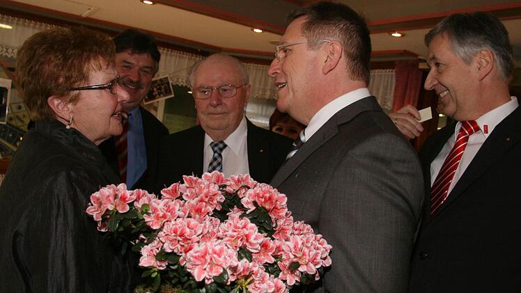 Glückwünsche gab es unter anderem von Landrat Klaus Peter Söllner, Oberbürgermeister Henry Schramm und Sparkassen-Chef Klaus-Jürgen Scherr (von links).