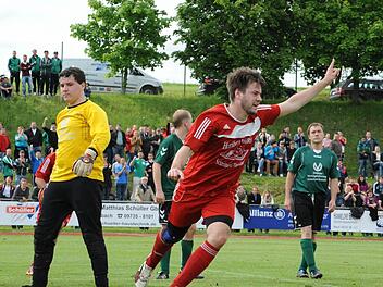 Jubelnd dreht Fabian Wiener ab. Soeben hat der Kicker des TSV Rothhausen/Thundorf zum 2:2 getroffen und sein Team in die Verlängerung gebracht. Die konsternierten Gesichter gehören zu den Weichtungern (von links) Torwart Christoph Kaufmann, Thomas Denner (verdeckt) und Jochen Markert. Fotos: Hopf