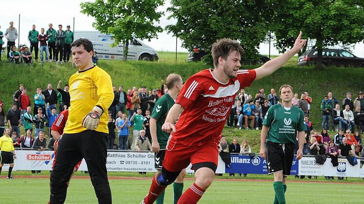 Jubelnd dreht Fabian Wiener ab. Soeben hat der Kicker des TSV Rothhausen/Thundorf zum 2:2 getroffen und sein Team in die Verlängerung gebracht. Die konsternierten Gesichter gehören zu den Weichtungern (von links) Torwart Christoph Kaufmann, Thomas Denner (verdeckt) und Jochen Markert. Fotos: Hopf