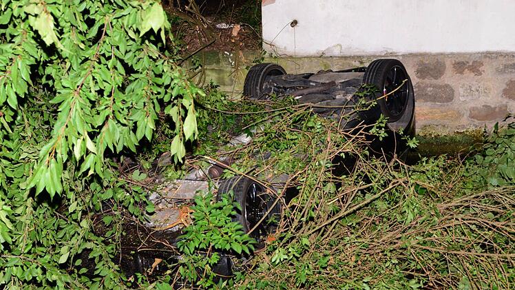 Das Auto landete auf dem Dach und im Bach.