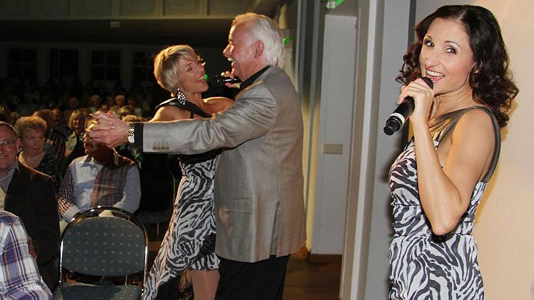 Alexandra holte Walter Prösdorf für einen Tanz ab.