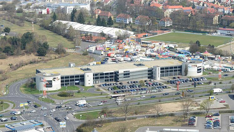 So sah das Gelände noch 2012 aus: Die P+R-Palette ist inzwischen längst dem Neubau gewichen. Foto: Ronald Rinklef