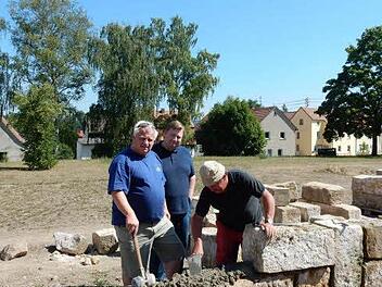 Kreisheimatpfleger Dieter Lau (links) und Christian Ebertsch haben das Küpser Projekt als Kulturlandschafstbeauftragte maßgeblich entwickelt. Mit im Bild ein Arbeiter der Firma Hartfil  Foto: Rainer Glissnik