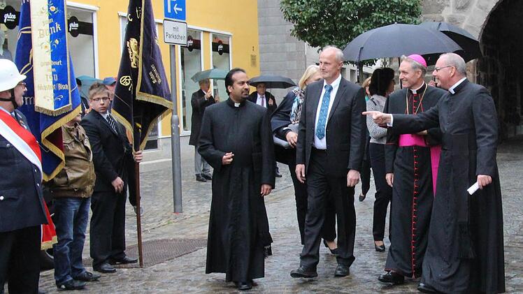 Erzbischof Georg Gänswein, Präfekt des Päpstlichen Haushaltes von papst Franziskus und Benedikt XVI., wurde bei seinem Besuch in Höchstadt herzlich empfangen. Foto: Christian Bauriedel
