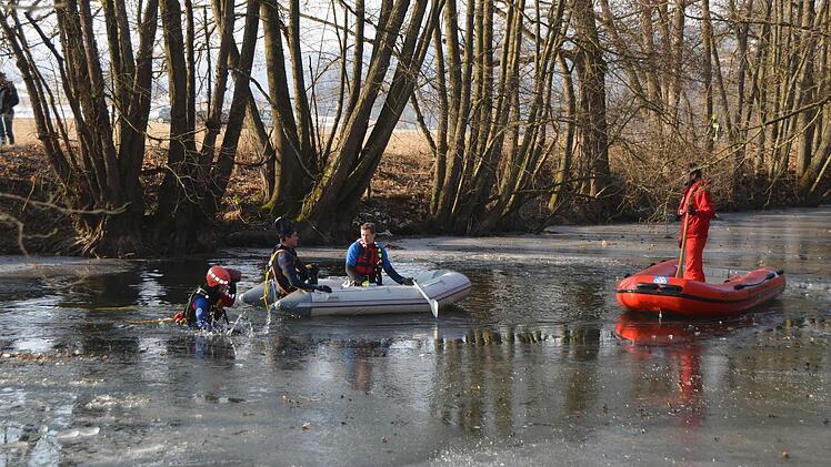 Die Wasserwacht suchte an der Saale nach einem Mann, der ins Eis eingebrochen sein soll. Foto: Peter Rauch