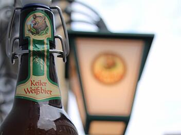 Eine Bügelflasche mit in Kulmbach gebrautem "Keiler Weißbier" vor einer "Keiler"-Lampe in Lohr. Foto: Björn Kohlhepp