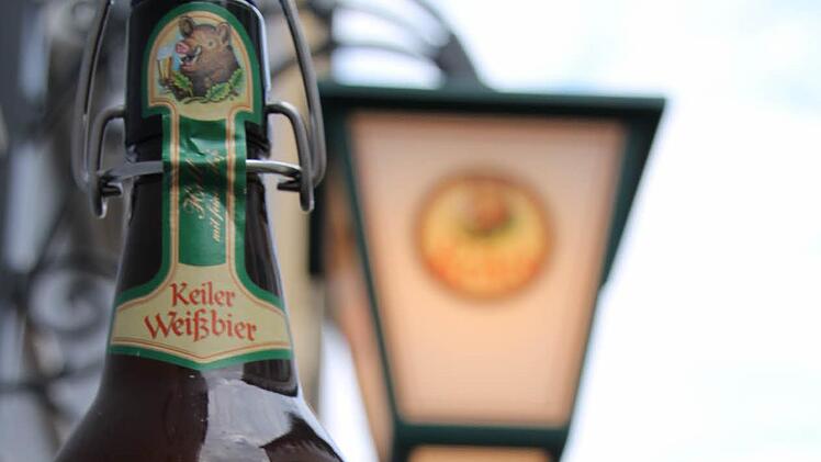 Eine Bügelflasche mit in Kulmbach gebrautem "Keiler Weißbier" vor einer "Keiler"-Lampe in Lohr. Foto: Björn Kohlhepp