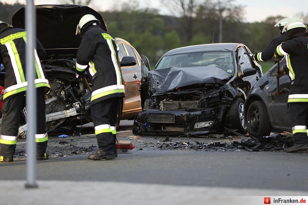 Ammerndorf: Zusammenprall zwischen drei  Autos – Frau schwer verletzt