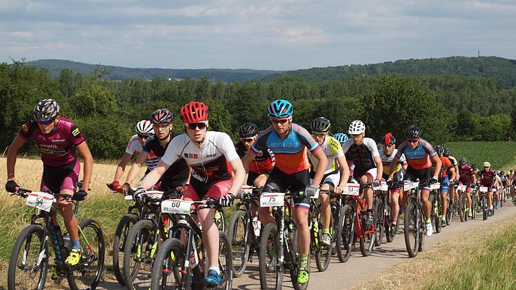 Kurz nach dem Start fährt das langgezogene Fahrerfeld in Richtung Eulenberg. Foto: Alfred Thieret