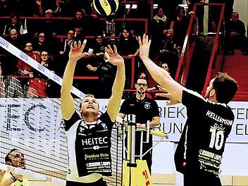 Die dunkel gekleideten Eltmanner Merten Kr&uuml;ger (links) und Sven Kellermann im Angriff  Foto: Werner Haala