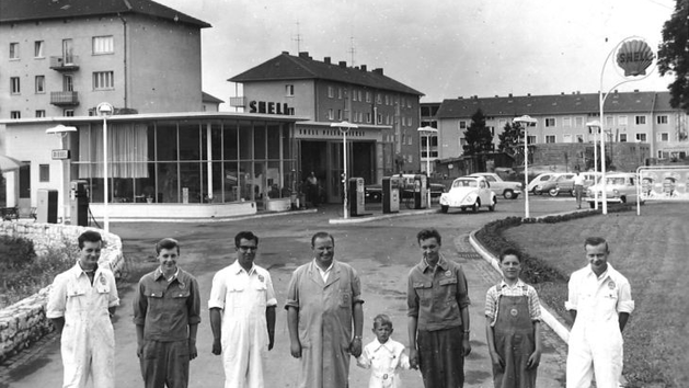 Die Tankstelle am See  1960: Hier sieht man die Belegschaft der Firma Shell Hofmann  Neben  Geschäftsführer Werner Hofmann (Vierter von links) und seinem  Sohn Walter steht  Norbert  Ramming (Dritter von rechts), der ab 1958 in der Tankstelle seine Lehre machte. Foto: privat