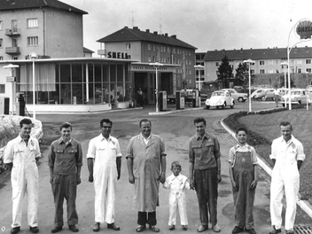 Die Tankstelle am See  1960: Hier sieht man die Belegschaft der Firma Shell Hofmann  Neben  Geschäftsführer Werner Hofmann (Vierter von links) und seinem  Sohn Walter steht  Norbert  Ramming (Dritter von rechts), der ab 1958 in der Tankstelle seine Lehre machte. Foto: privat