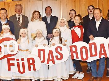 Bei der symbolischen Spendenübergabe von 10 000 Euro an "1000 Herzen für das Rodachtal" freute sich auch das Kronacher Christkind Melissa mit Engeln. Hinten, von links, Gerhard Burkert-Mazur ("1000 Herzen"), Bürgermeister Jens Korn (Wallenfels), Zweiter Bürgermeister Bruno Beierlorzer (Steinwiesen), Christkind Melissa, Bürgermeister Michael Pöhnlein (Nordhalben) und der Bürgermeister von Marktrodach, Norbert Gräbner (Vierter von rechts) mit weiteren Helfern. Foto: Karl-Heinz Hofmann