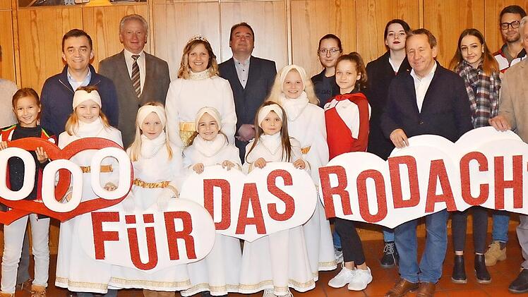 Bei der symbolischen Spendenübergabe von 10 000 Euro an "1000 Herzen für das Rodachtal" freute sich auch das Kronacher Christkind Melissa mit Engeln. Hinten, von links, Gerhard Burkert-Mazur ("1000 Herzen"), Bürgermeister Jens Korn (Wallenfels), Zweiter Bürgermeister Bruno Beierlorzer (Steinwiesen), Christkind Melissa, Bürgermeister Michael Pöhnlein (Nordhalben) und der Bürgermeister von Marktrodach, Norbert Gräbner (Vierter von rechts) mit weiteren Helfern. Foto: Karl-Heinz Hofmann