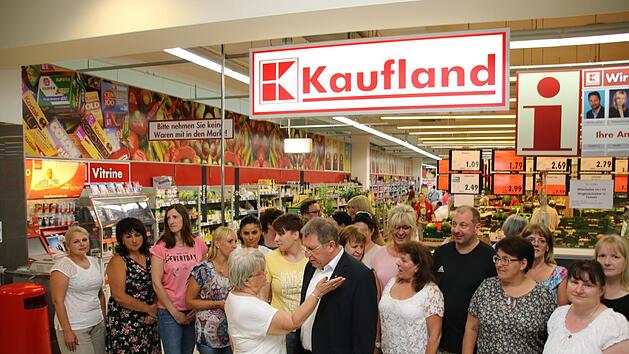 Auch bei einem Termin mit Ex-Oberb&uuml;rgermeister Henry Schramm hatten die "Kaufland"-Mitarbeiter 2019 f&uuml;r den Erhalt der Filiale im "Fritz" geworben. Vorne rechts die damalige Betriebsratssprecherin Mandy M&uuml;cke.