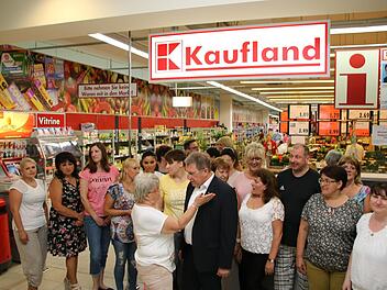 Auch bei einem Termin mit Ex-Oberbürgermeister Henry Schramm hatten die "Kaufland"-Mitarbeiter 2019 für den Erhalt der Filiale im "Fritz" geworben. Vorne rechts die damalige Betriebsratssprecherin Mandy Mücke.