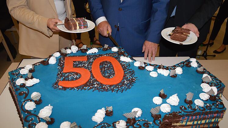 Kleine Sensation beim großen Festakt war die Geburtstagstorte von Klaus-Peter Borst (Sandberg) in der geografischen Schollenform des Landkreises. Foto: Isolde Krapf