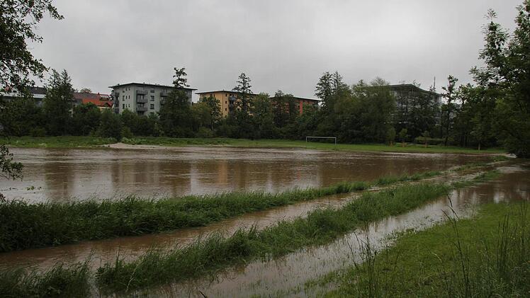 Der Fußweg entlang des Bolzplatzes an der Hans-Meier-Straße ist überschwemmt (im Hintergrund das Altenheim) Fotos: Andreas Brandl