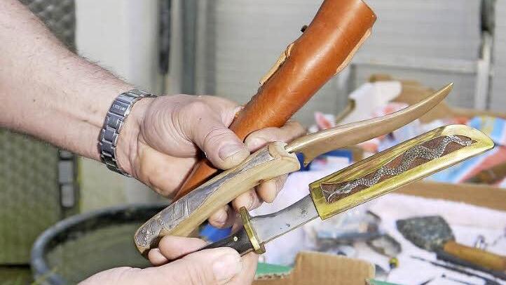 Manfred Künzel ist auch handwerklich begabt: Nach historischen Vorbildern und althergebrachten Herstellungsmethoden baut er historische Werkzeuge und Messer nach.