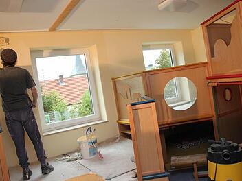 Thomas Geßner gehört zu den Vätern, die gerne ehrenamtlich mithelfen, damit es im Kindergarten Brünn mit den Sanierungsarbeiten vorwärts geht. Fotos: Heike Beudert