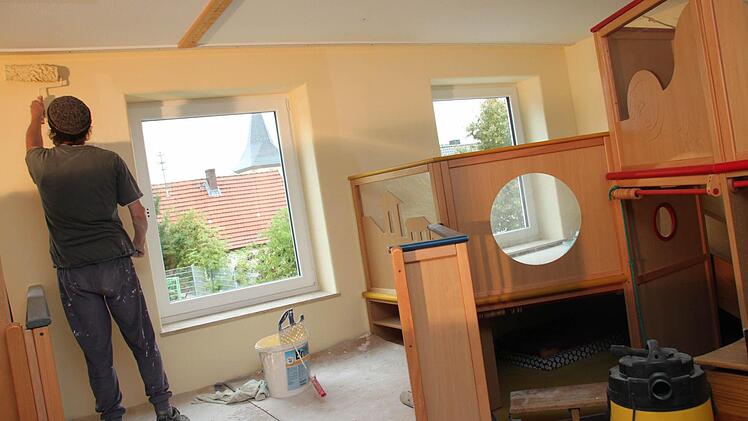 Thomas Geßner gehört zu den Vätern, die gerne ehrenamtlich mithelfen, damit es im Kindergarten Brünn mit den Sanierungsarbeiten vorwärts geht. Fotos: Heike Beudert