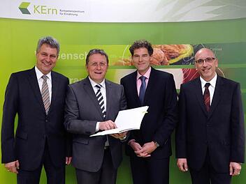 Zwei Jahre Kompetenzzentrum Ernährung in Kulmbach: Auf eine positive Entwicklung blickten (von links) Eckbert Dauer vom Bayerischen Landwirtschaftsministerium, Oberbürgermeister Henry Schramm sowie Wolfgang Schaecke und Michael Lüdke vom Kompetenzzentrum. Foto: Stephan Herbert Fuchs