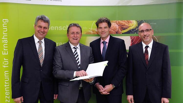 Zwei Jahre Kompetenzzentrum Ernährung in Kulmbach: Auf eine positive Entwicklung blickten (von links) Eckbert Dauer vom Bayerischen Landwirtschaftsministerium, Oberbürgermeister Henry Schramm sowie Wolfgang Schaecke und Michael Lüdke vom Kompetenzzentrum. Foto: Stephan Herbert Fuchs