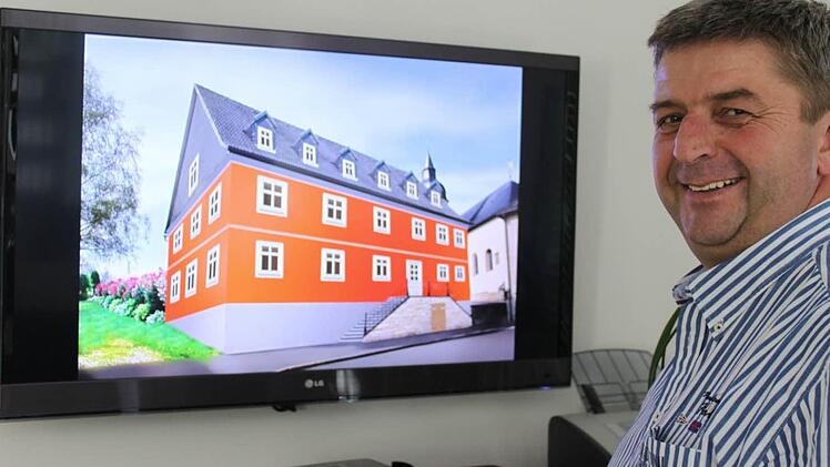 So soll das Gebäude Ende 2015 aussehen, zeigt Investor und Bauunternehmer Stefan Pfadenhauer Foto: Veronika Schadeck