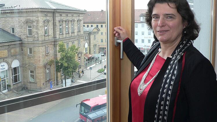 Christi Degen blickt aus ihrem IHK-Büro, in das sie zum 1. August einziehen wird, auf den Bayreuther Bahnhofsvorplatz. Ab dem Arbeitsstart will sie nicht pendeln, sondern in Bayreuth wohnen. Foto: Matthias Litzlfelder
