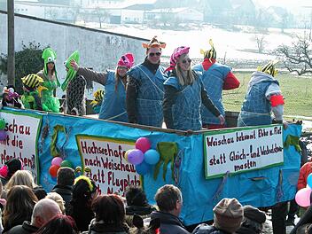 Ausnahmezustand in Weischau: Der einst "kleinste Faschingsumzug" der Welt hat sich längst zu einer echten Konkurrenz für den Coburger Gaudiwurm entwickelt. Landrat Michael (mittlere Bildreihe, rechts) ist dort schon lange Stammgast. Fotos: Klaus Oelzner