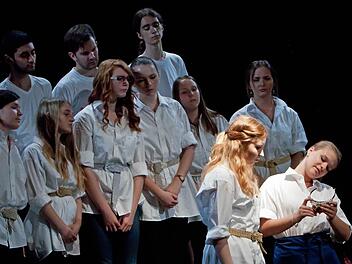 Die Regiomontanus Schule eröffnete am Montag das Festival für Schultheater in der Coburger Reithalle. Auf dem Programm: Kurzdramen von Terre des hommes und die Komödie "Wenn die Götter spielen". Das Festival dauert in diesem Jahr bis zum 16. Juli. Fotos: Jochen Berger