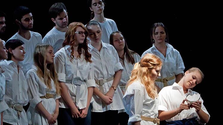 Die Regiomontanus Schule eröffnete am Montag das Festival für Schultheater in der Coburger Reithalle. Auf dem Programm: Kurzdramen von Terre des hommes und die Komödie "Wenn die Götter spielen". Das Festival dauert in diesem Jahr bis zum 16. Juli. Fotos: Jochen Berger