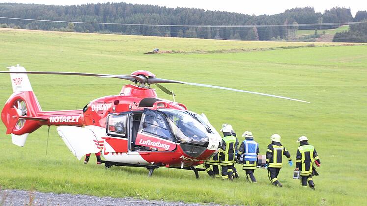 Feuerwehrleute brachten den schwer verletzten Autofahrer zum Helikopter der Flugrettung.  Foto: Friedwald Schedel