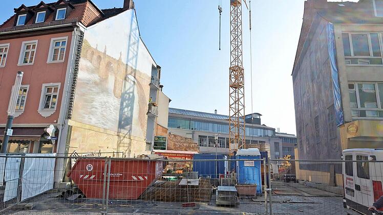 Die aktuelle Aufnahme zeigt die zur Großbaustelle gewordene Freischankfläche. Im Hintergrund ist die Stadtbücherei zu erkennen.