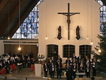 Die Melodien von Blaskapelle, Chor und Orgel sowie die Gedanken von Pfarrer Thoma machten das Adventskonzert in Kirchaich zu einem besonderen Erlebnis am dritten Adventssonntag. Foto: Sabine Weinbeer