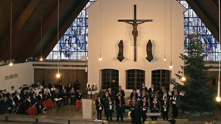 Die Melodien von Blaskapelle, Chor und Orgel sowie die Gedanken von Pfarrer Thoma machten das Adventskonzert in Kirchaich zu einem besonderen Erlebnis am dritten Adventssonntag. Foto: Sabine Weinbeer