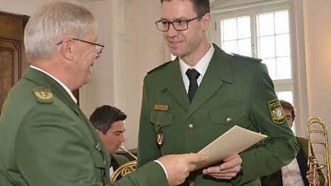 Der oberfränkische Polizeipräsident Reinhard Kunkel (links) überreicht Alexander Rothenbücher die Ernennungsurkunde.