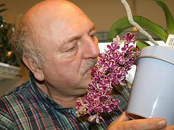 Schlosser und Orchideenliebhaber Kurt Beck in seinem Verkaufsraum in Nüdlingen.Anja Vorndran