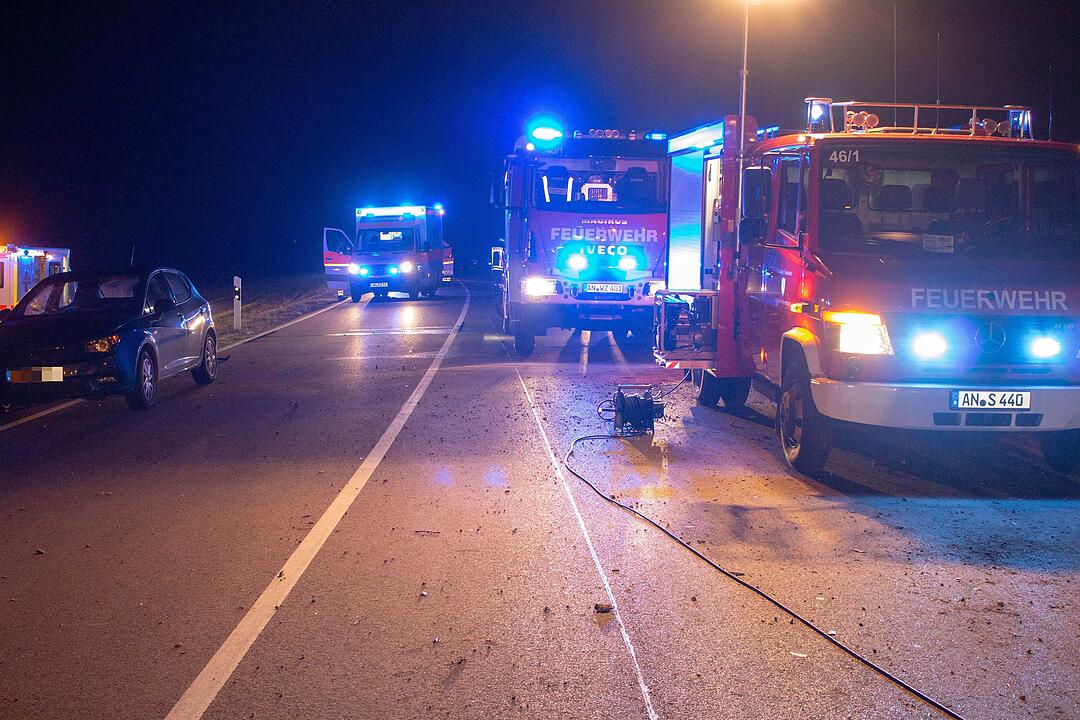 Tödlicher Unfall im Kreis Ansbach: Junge Autofahrerin prallt gegen Baum und stirbt - Auto geht in Flammen auf