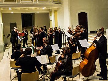 Barockmusik aus Italien und England lockte zahlreiche Zuhörer an beim Weihnachtskonzert mit dem Collegium Musicum Coburg, das unter der Leitung von Thomas Ehrle in der Morizkirche stattfand. Solistisch traten hervor Anna-Maria Kotani, Beatrix Seidlitz, Bernhard Forster und Peter StengleinFoto: Jochen Berger
