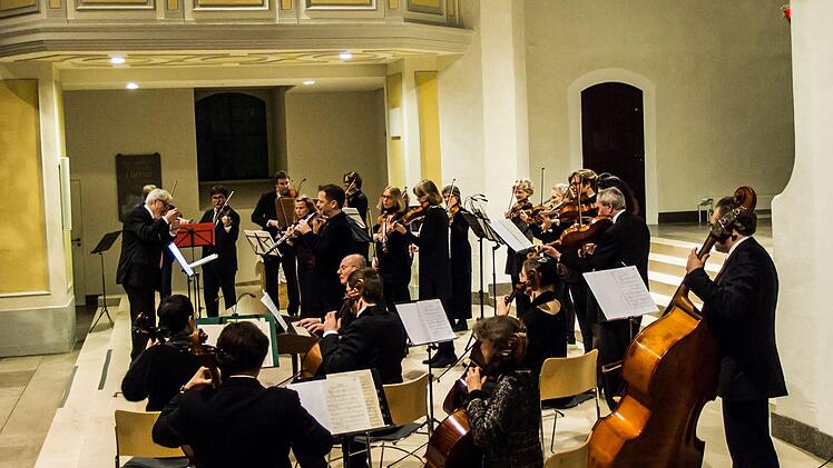 Barockmusik aus Italien und England lockte zahlreiche Zuhörer an beim Weihnachtskonzert mit dem Collegium Musicum Coburg, das unter der Leitung von Thomas Ehrle in der Morizkirche stattfand. Solistisch traten hervor Anna-Maria Kotani, Beatrix Seidlitz, Bernhard Forster und Peter StengleinFoto: Jochen Berger
