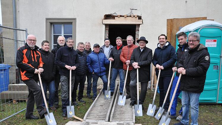 Die Go&szlig;mannsdorfer vollzogen mit den Vertretern der Stadt Hofheim, der Baufirma und dem Architekten den ersten Spatenstich.
