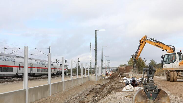 An der Bahnstrecke Richtung Eggolsheim stehen schon die Fundamente für die Lärmschutzwände.