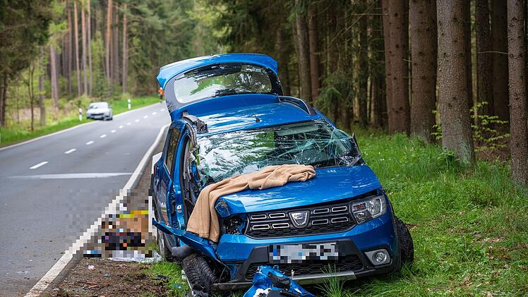 Dacia kommt von Fahrbahn ab und prallt gegen Baum