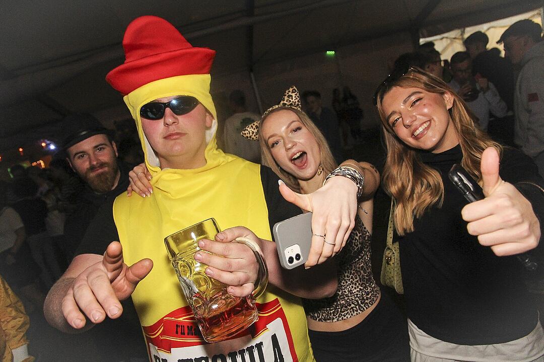 Super Stimmung beim Meeder Zeltfasching 2025!