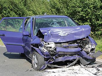 Nach einem Frontalzusammenstoß zwischen Langensendelbach und Effeltrich schwebt erneut ein Unfallopfer in Lebensgefahr. Foto: Josef Hofbauer