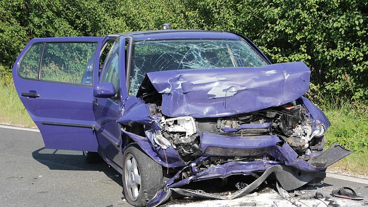 Nach einem Frontalzusammenstoß zwischen Langensendelbach und Effeltrich schwebt erneut ein Unfallopfer in Lebensgefahr. Foto: Josef Hofbauer